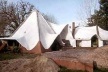 Comunidad Tierra, provincia de Buenos Aires-Argentina. Realizada en autoconstrucción utilizando la técnica del metal desplegado. En la primaria del poblado es actualmente profesor el arquitecto Claudio Caveri, autor del proyecto [www.cafedelasciudades.com.ar/tendencias_48.htm. Outubro de 2007]