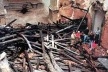 Estrutura do telhado, queimada, sobre o piso da nave