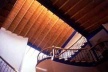 Casa em Tepoztlán, Morelos. Cobertura da soleira com barro rovermelho recozido (26x52x2 cm) e vigas de madeira. Arquiteto A. R. Ponce