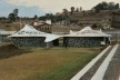 Baños y vestidores realizados en autoconstrucción por los pobladores del Mirasol, Estado de México, con la asesoría del arquitecto Carlos González Lobo. Sistema CGL-1 [Autor, México 2002]