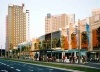 Vista da Avenida Diagonal, donde se observa em primeiro término o Centro Comercial Diagonal Mar e os elegantes edificios de Hoteles de 4 estrellas que flanquean ao fondo, ao Edificio Fórum.<br />Foto do autor (agosto 2004) 