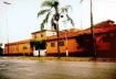 Fachada principal da Z. D. Costi & Cia. Ltda., 2000. À esquerda,área administrativa; no centro, portões de acesso; à direita, área de embutidos