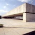 Museu Brasileiro de Escultura – MuBE, São Paulo, arq Paulo Mendes da Rocha. O pórtico na praça. Foto Nelson Kon
