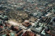Vista aérea: Biblioteca projetada por Asplund, em primeiro plano, os três anexos e Observatório municipal no alto da colina