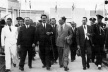Adhemar de Barros ladeado por Roberto Simonsen e comitiva em visita à Feira