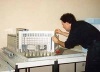 Francisco Spadoni, arquiteto brasileiro no escritório de Kenzo Tange, concluindo a maquete do Grand Ecran de Place d´Italie, que seria inaugurado em 1991