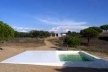 Piscina, com casa ao fundo