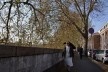 Contrasts, sister of charity and pedestrians in the banks of the River Tevere<br />Foto Fabio José Martins de Lima 