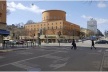 Vista rua Odengatan: Biblioteca e, ao fundo, os “anexos”
