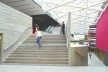 Escada de acesso ao pavimento superior do hall de exposições  [arquivo Rui Ohtake Arquitetura e Urbanismo]
