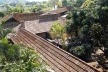 Vista das coberturas inclinadas das extensas galerias da Estação experimental para o reflorestamento da Sierra Maestra