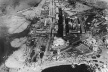Expo 22 na Esplanada do Castelo. À esquerda se vê o aterro em construção e, na lateral direita, em posição central, o pequeno pavilhão.jpg