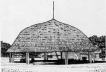 Figura 10 – Exemplo de casa indígena amazônica, utilizada para encontros da aldeia, construída em madeira e coberta por folhas de palmeira [Arquitetura Brasil 500 anos. Universidade Federal de Pernambuco, 2002. Volume 1]