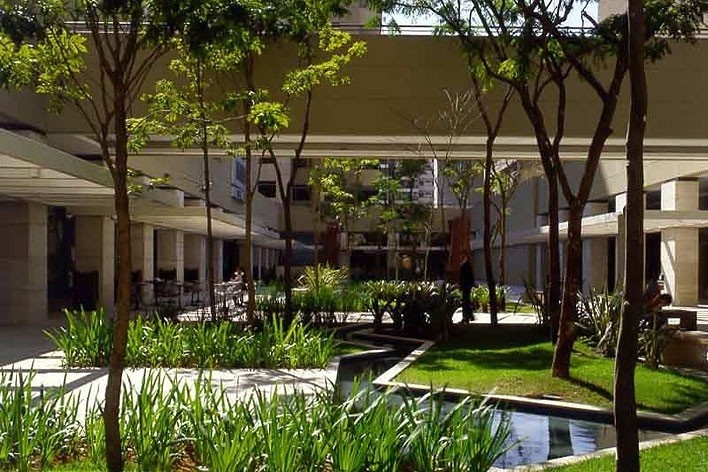 Praça de acesso coletivo, paisagista Benedito Abbud<br />Foto Nelson Kon
