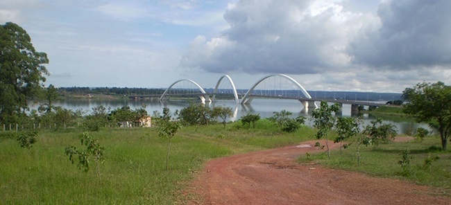 Ponte "JK" sobre o Lago Paranoá. Homenagem ao ex-presidente Juscelino Kubitschek (vista sul-norte)<br />Foto Aldo Paviani