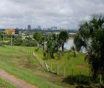 Vista a partir do Lago Sul. Ao fundo a Asa Sul<br />Foto Higor Vieira dos Santos