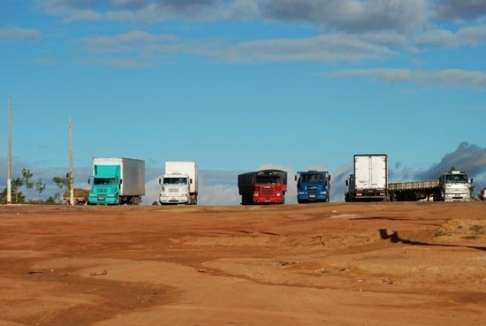 Caminhões de carga no posto Cometa, na BR 251, no percurso de Montes Claros para Santa Cruz de Salinas MG<br />Foto Fabio Lima