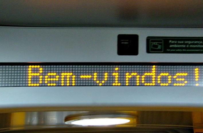 Mensagem eletrônica no interior do vagão do metrô<br />Foto Michel Gorski