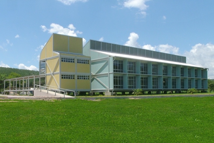 Campus Lagoa do Piau, vista lateral do prédio A, Caratinga MG. Arquiteto Sylvio Emrich de Podestá, 2006<br />Foto divulgação