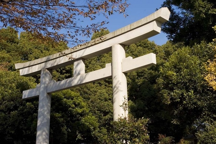Torii, portal de pedra, Santuário Oji<br />Foto Tom Boechat/Usina de Imagem