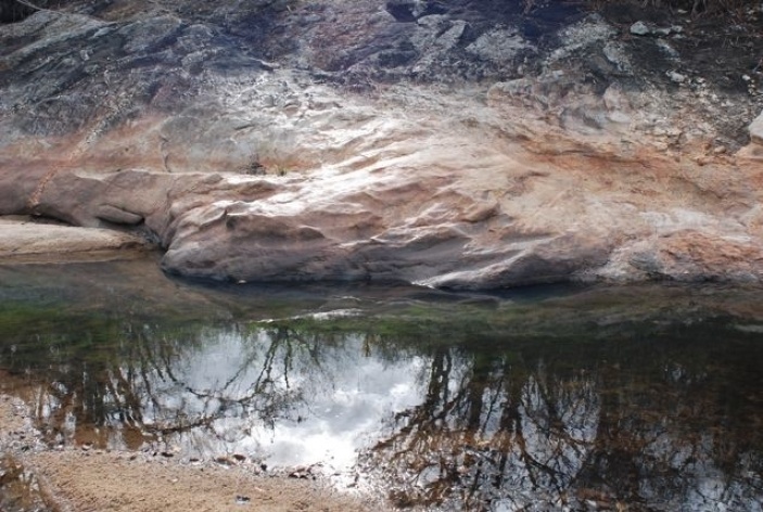Reflexo da mata ciliar remanescente e rocha no curso do rio Itinga<br />Foto Fabio Lima