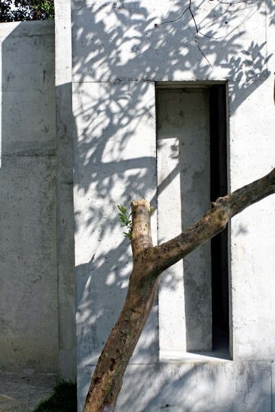 Detalhe da fachada sul<br />Foto Léo Azevedo