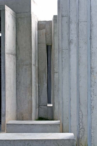 Detalhe dos bancos e pilares<br />Foto Léo Azevedo