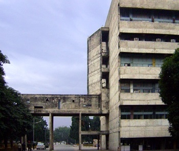 Edifício original<br />Foto de Denise Teixeira e Luís Barbieri