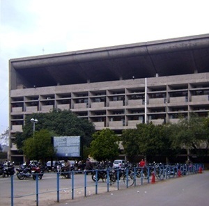 Suprema Corte de Chandigarh <br />Foto de Denise Teixeira e Luís Barbieri