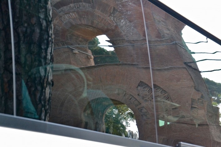 Contamination, cultural heritage reflected in the bus window, aqueduct in the Roman Forum in the urban center of Rome<br />Foto Fabio José Martins de Lima 