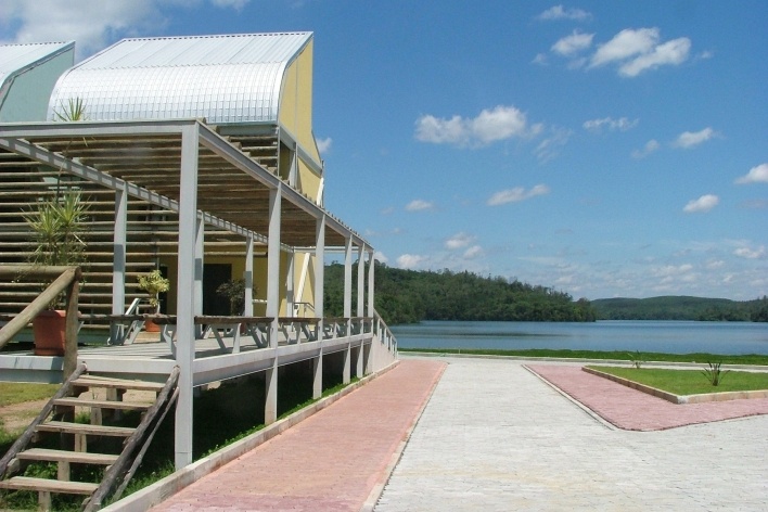 Campus Lagoa do Piau, vista do acesso do prédio A, Caratinga MG. Arquiteto Sylvio Emrich de Podestá, 2006<br />Foto divulgação