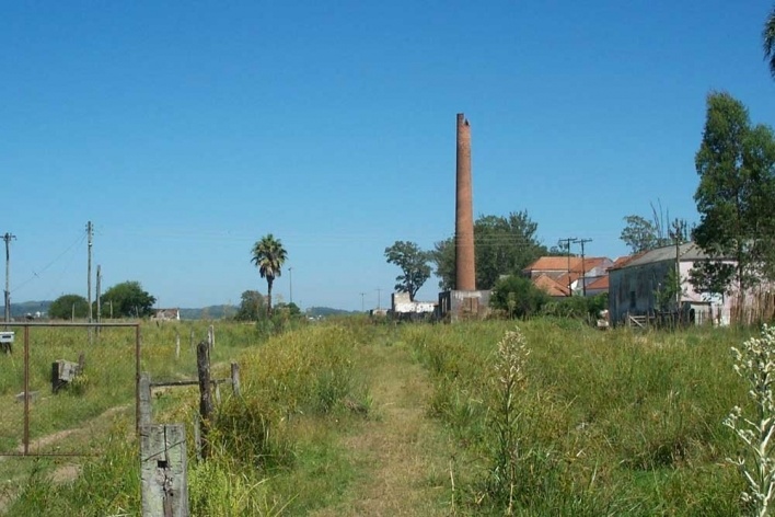 Foto 4: Chaminé de uma das charqueadas necessita de restauração