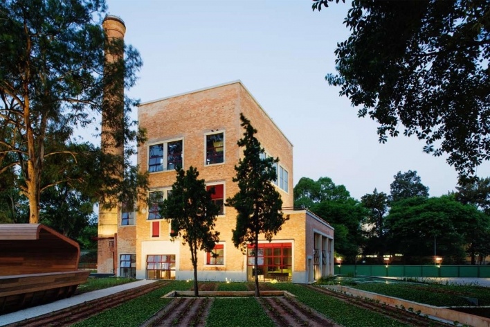 Praça Victor Civita - Museu Aberto da Sustentabilidade, vista interna da praça, São Paulo. Levisky Arquitetos Associados, 2008<br />Foto Nelson Kon