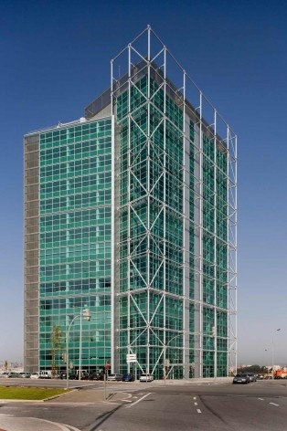 Tower Plaza. Vista externa do edifício, Regino Cruz Arquitectos, Vila Nova de Gaia, Portugal<br />Foto FG+SG