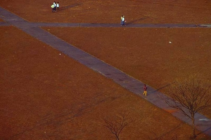 Trilhas de pedestres na esplanada dos ministérios durante a estação seca, 1993<br />Foto Salomon Cytrynowicz