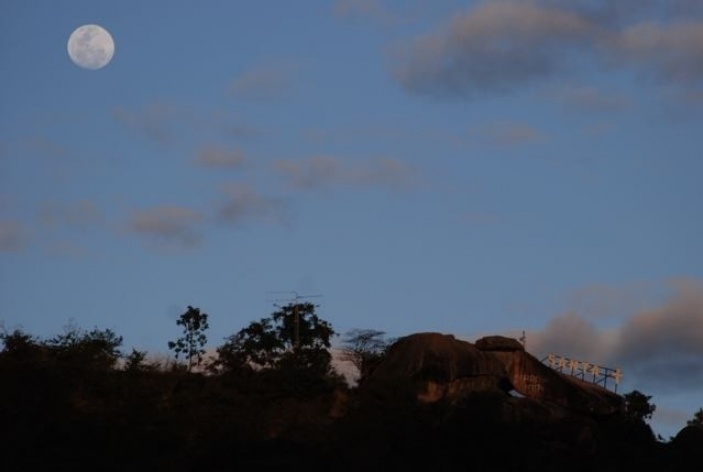 Rocha mirante com a inscrição luminosa Santa Cruz<br />Foto Fabio Lima