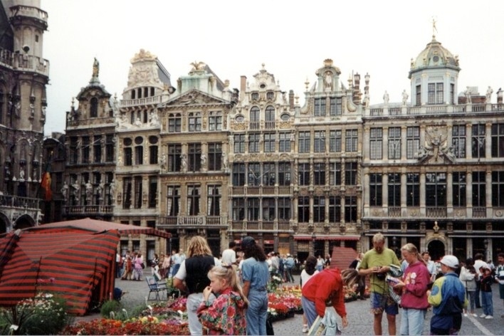 Grande praça do mercado de Bruxelas, Bélgica, 1989<br />Foto Angela Moreira