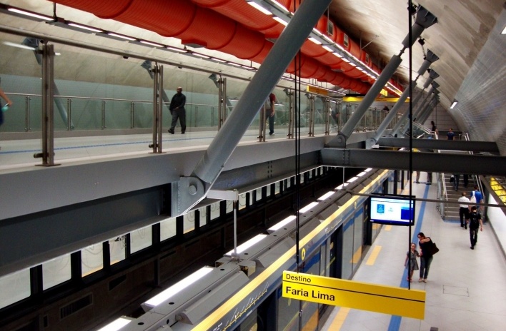 Plataforma de embarque e desembarque da Estação Paulista da Linha 4 do Metrô de São Paulo<br />Foto Michel Gorski