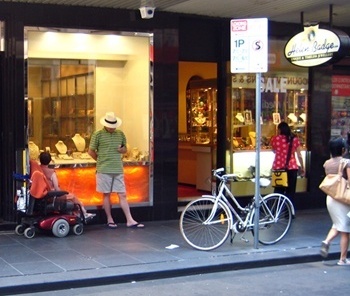 Cadeirante nas ruas de Melbourne