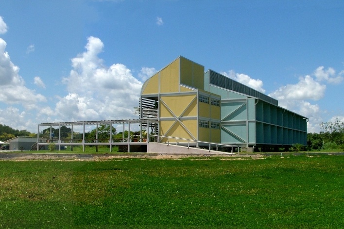 Campus Lagoa do Piau, vista lateral do prédio A, Caratinga MG. Arquiteto Sylvio Emrich de Podestá, 2006<br />Foto divulgação