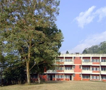 Edifício com salas de aula<br />Foto de Denise Teixeira e Luís Barbieri