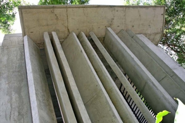 Detalhe da fachada norte<br />Foto Léo Azevedo