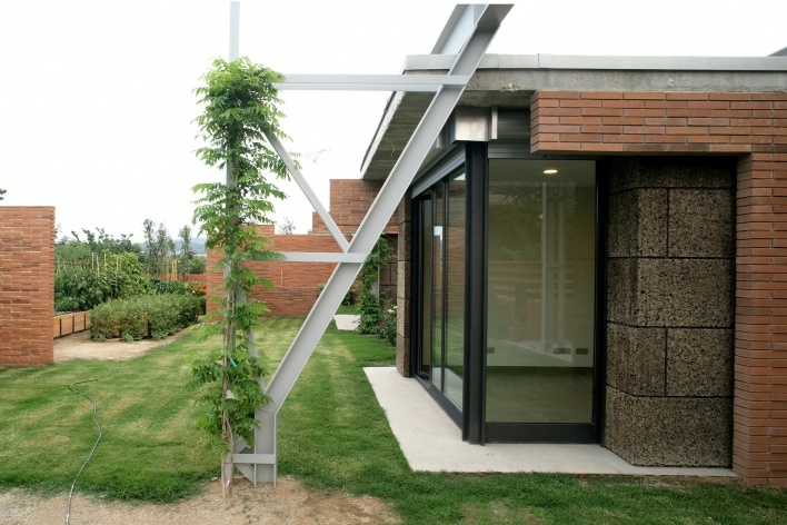 Casa Jardí 03, Igualada, Barcelona. Arquitetos Manuel Bailo e Rosa Rull, 2007<br />Foto divulgação / Foto divulgación