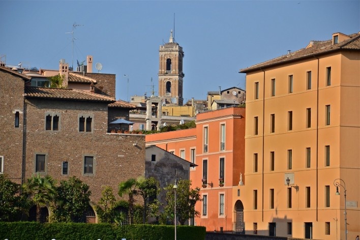Contrasts, different times, historical buildings in the urban center of Rome<br />Foto Fabio José Martins de Lima 