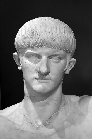 Nero Germanicus. Dizem alguns maluco, outros reformador. Seu urbanismo recebia rústico pré-tratamento, aplainando-se a área da obra com terrível incêndio. Verdade ou não, o incêndio ocorreu, as cinzas e os ferros torcidos são encontrados até hoje<br />Foto Thomas Bussius