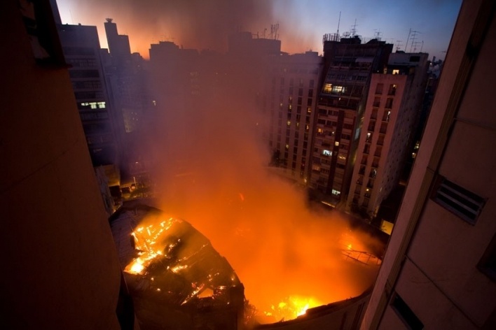 Teatro Cultura Artística, 1942-43. Arq. Rino Levi. Prédio durante o incêndio na madrugada do dia 17/08/2008<br />Foto Tuca Vieira