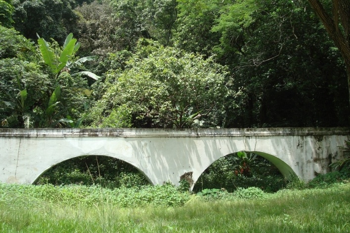 Aqueduto da Levada / Busto de D. João VI