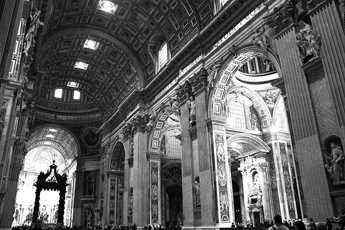 Muitos materiais que compõe a Basílica de São Pedro foram retirados do Coliseu e dos panteões; reesculpidos servem à cristandade<br />Foto Thomas Bussius