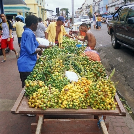 Banca de frutas no Ver-o-Peso, Belém, 2005<br />Foto Angela Moreira