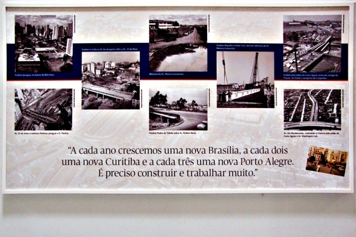 Estação Faria Lima, exposição no mezanino<br />Foto Michel Gorski